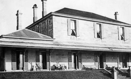 , This photograph of 'Holbrook House' probably shows the eastern elevation facing the Harbour. The number of seats on the verandah suggests it was taken during the building's incarnation as a boarding house after 1916. Stanton Library